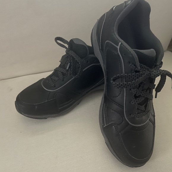 Vionic walking shoe - Picture 2 of 5